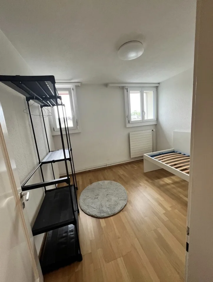 Cute Little Room Close to Airport