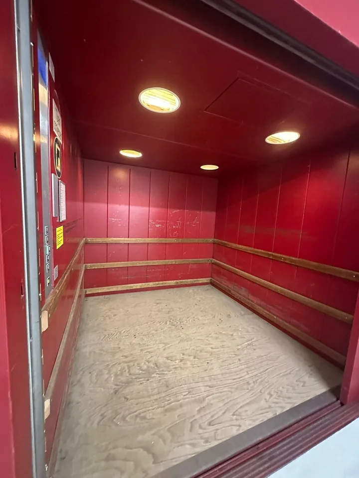Bürofläche von 144 m2 im Dachgeschoss mit Lagermöglichkeit und Parkplätzen