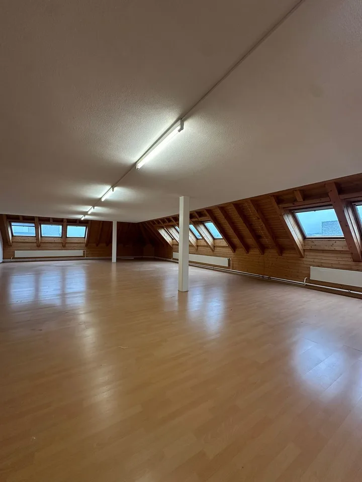 Bürofläche von 144 m2 im Dachgeschoss mit Lagermöglichkeit und Parkplätzen