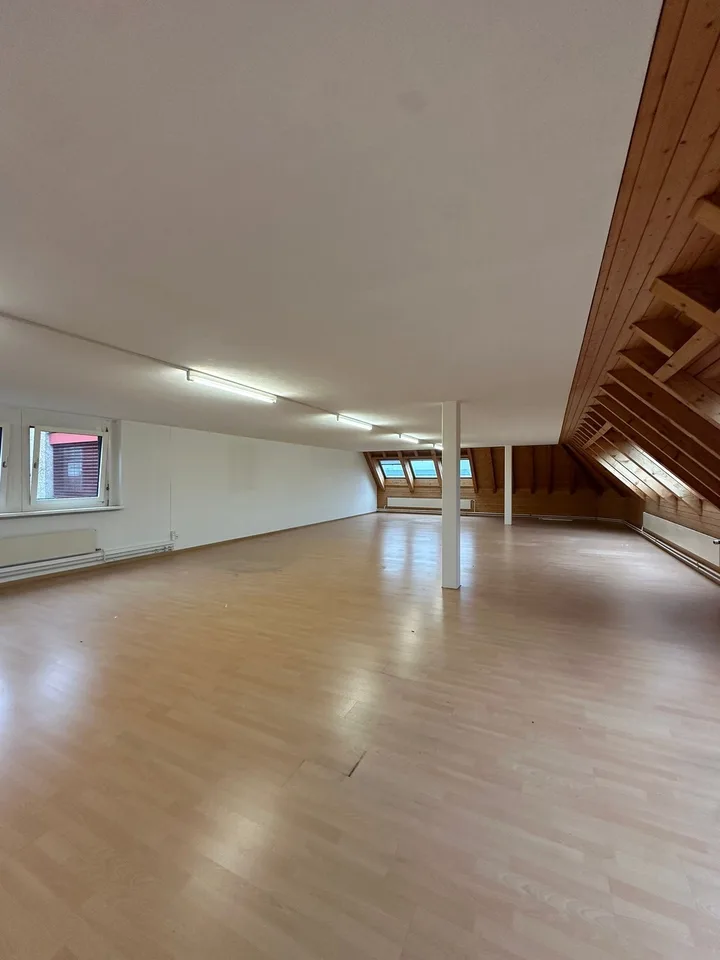 Bürofläche von 144 m2 im Dachgeschoss mit Lagermöglichkeit und Parkplätzen