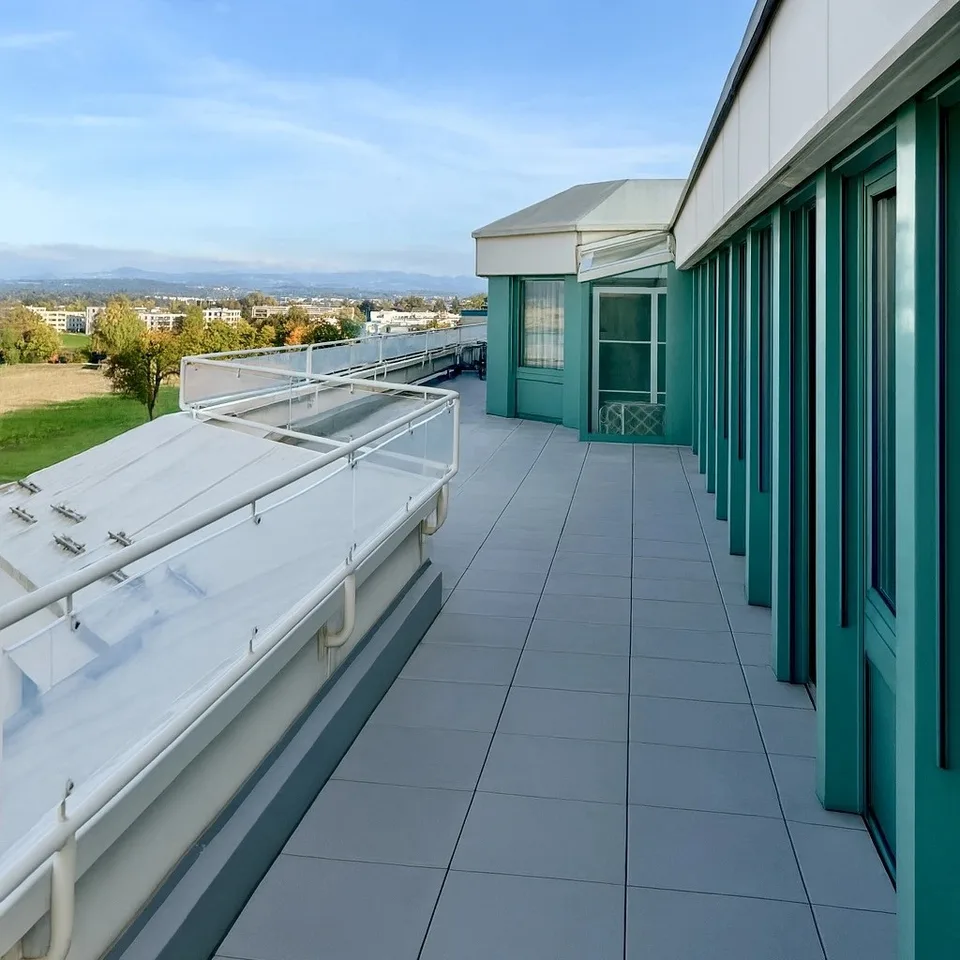 90 m² Attika-Büro mit privater Dachterrasse in Fällanden