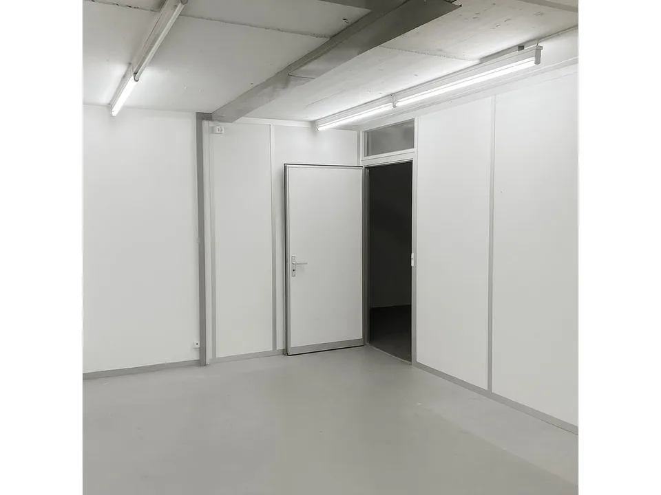 Helle 118 m² Gewerbefläche mit Nebenraum, 2. OG Fällanden