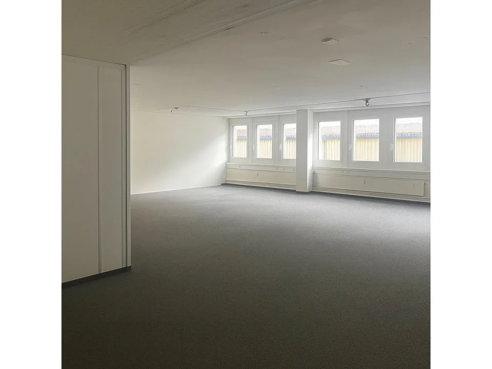 Helle 118 m² Gewerbefläche mit Nebenraum, 2. OG Fällanden