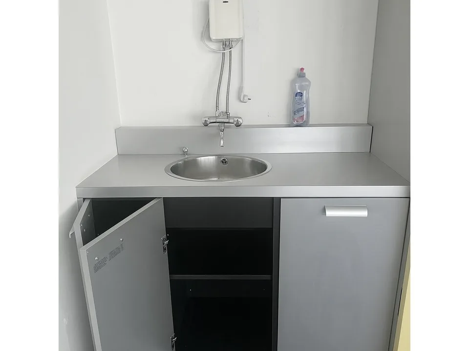 Helle 118 m² Gewerbefläche mit Nebenraum, 2. OG Fällanden