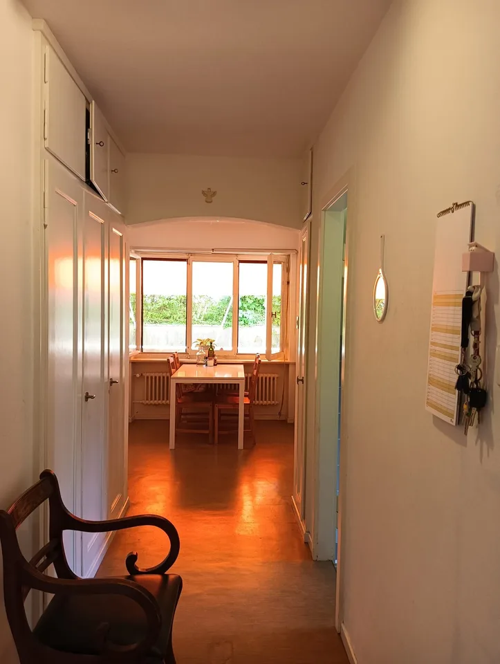 Fixed-term sublet only / Available from 8 to 30 August. Total rent for this period: CHF 1’211, including utilities. furnished 2-room apartment in Zürich 8046