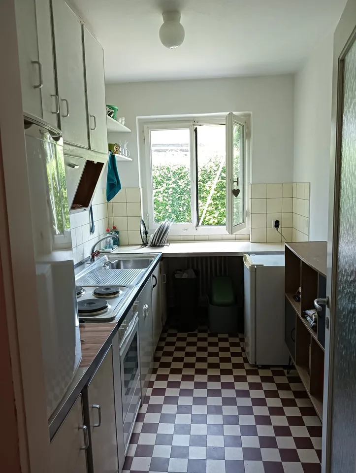 Fixed-term sublet only / Available from 8 to 30 August. Total rent for this period: CHF 1’211, including utilities. furnished 2-room apartment in Zürich 8046
