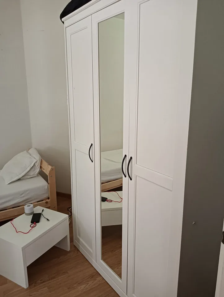 Fixed-term sublet only / Available from 8 to 30 August. Total rent for this period: CHF 1’211, including utilities. furnished 2-room apartment in Zürich 8046