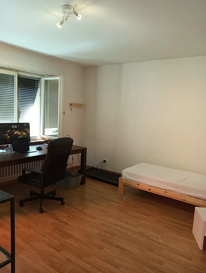 Fixed-term sublet only / Available from 8 to 30 August. Total rent for this period: CHF 1’211, including utilities. furnished 2-room apartment in Zürich 8046