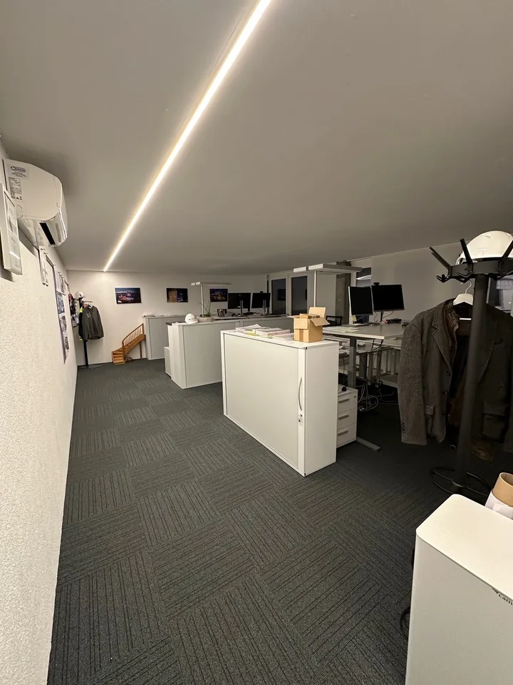 Attraktive Bürofläche, Ausstellungsraum oder Co-Working zu vermieten an genialer Lage in Volketswil