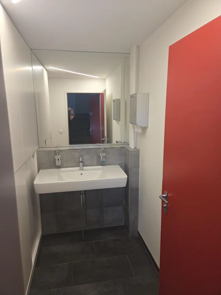 Helles 78-m²-Büro mit Sitzungszimmer – Lager und Parkplätze verfügbar