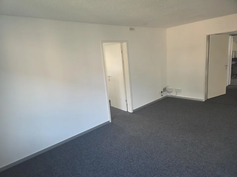 Helles 78-m²-Büro mit Sitzungszimmer – Lager und Parkplätze verfügbar