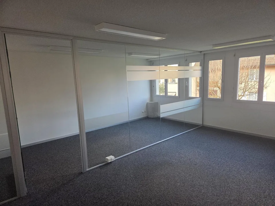 Helles 78-m²-Büro mit Sitzungszimmer – Lager und Parkplätze verfügbar