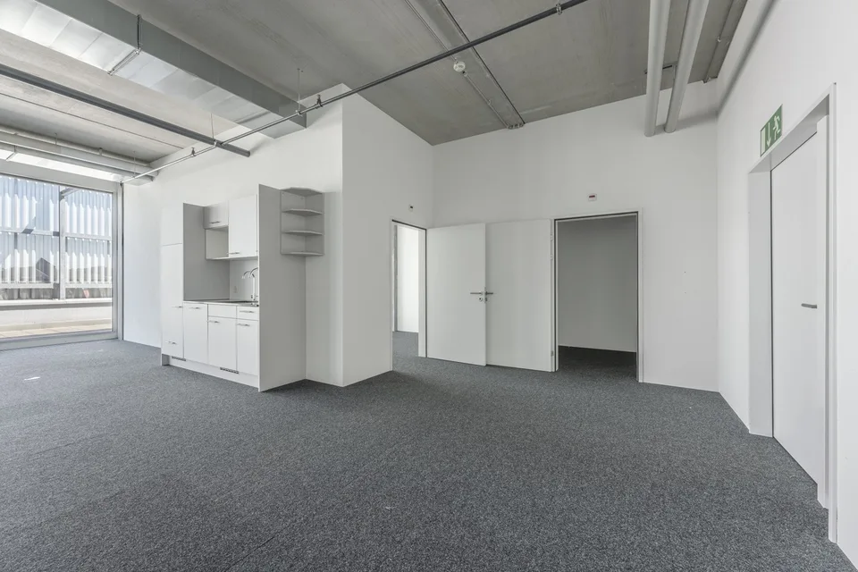 Büro mit sonniger Terrasse