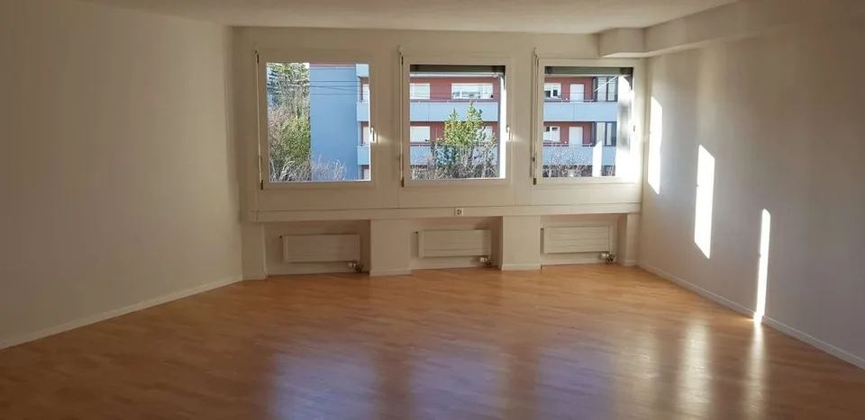 Büroraum an bester Lage mitten im Zentrum Seebach zu vermieten!