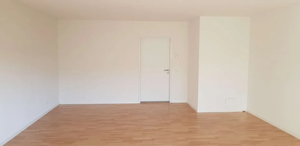 Büroraum an bester Lage mitten im Zentrum Seebach zu vermieten!