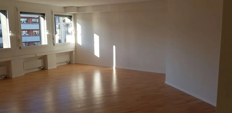Büroraum an bester Lage mitten im Zentrum Seebach zu vermieten!