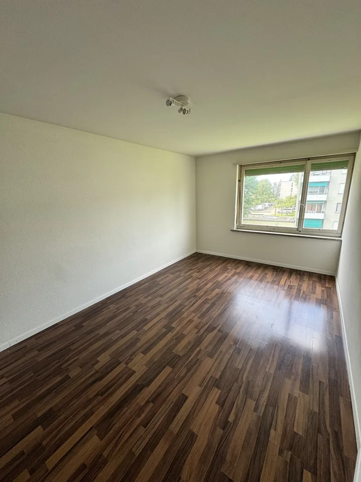 Grosses WG Zimmer (16m2) in Dübendorf