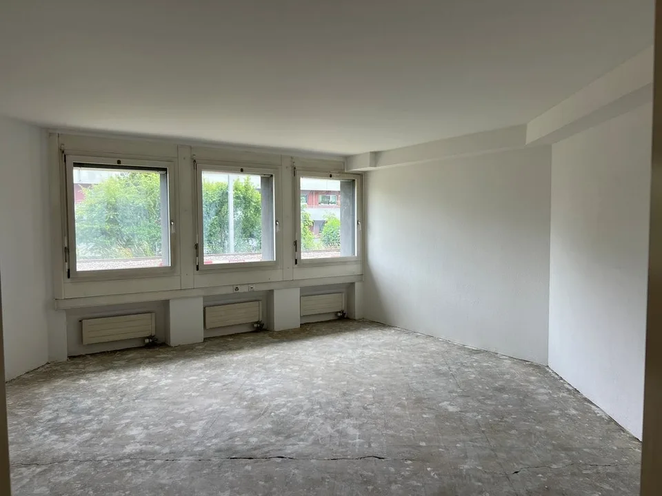Büroraum an bester Lage mitten im Zentrum Seebach zu vermieten!