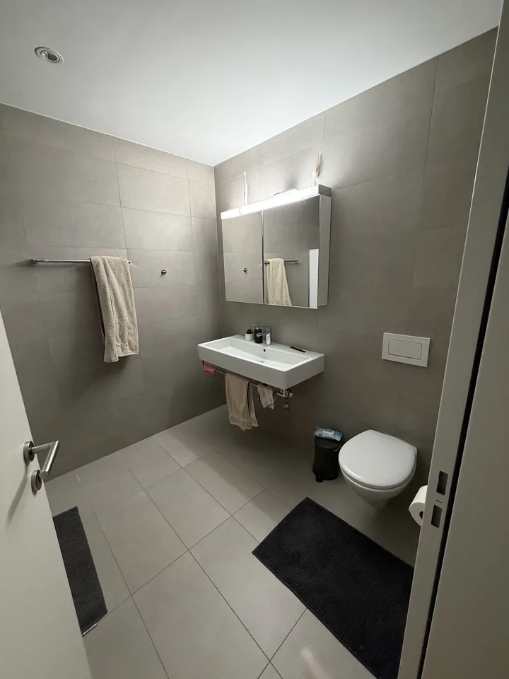 Modern and Bright: 17m² Room near Zurich Airport and Oerlikon