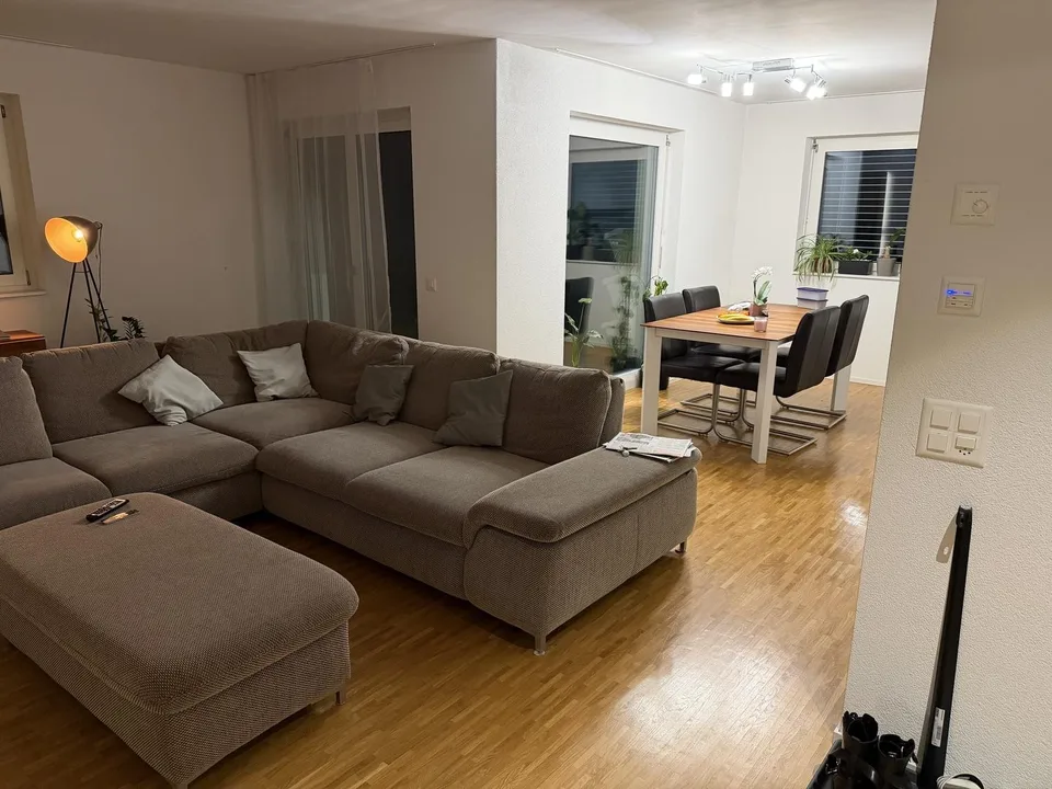 Modern and Bright: 17m² Room near Zurich Airport and Oerlikon