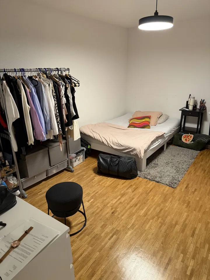 Modern and Bright: 17m² Room near Zurich Airport and Oerlikon