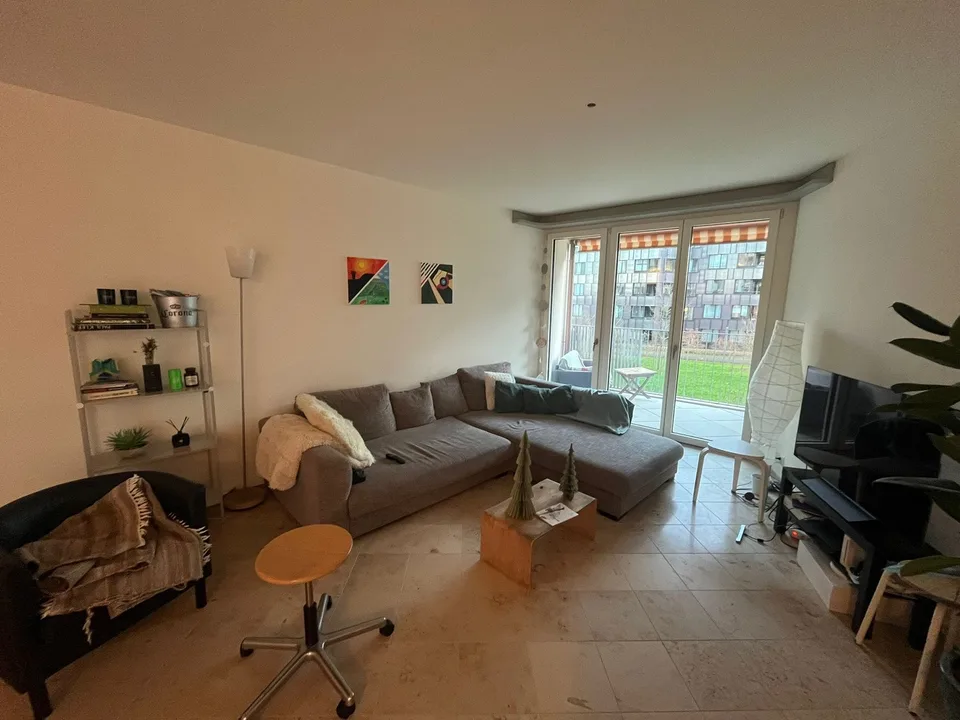 Room with Private Bathroom in Modern Guggachpark Flat