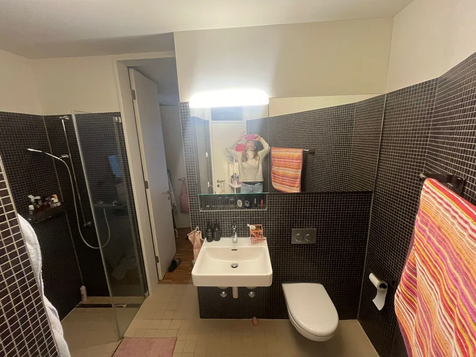 Room with Private Bathroom in Modern Guggachpark Flat