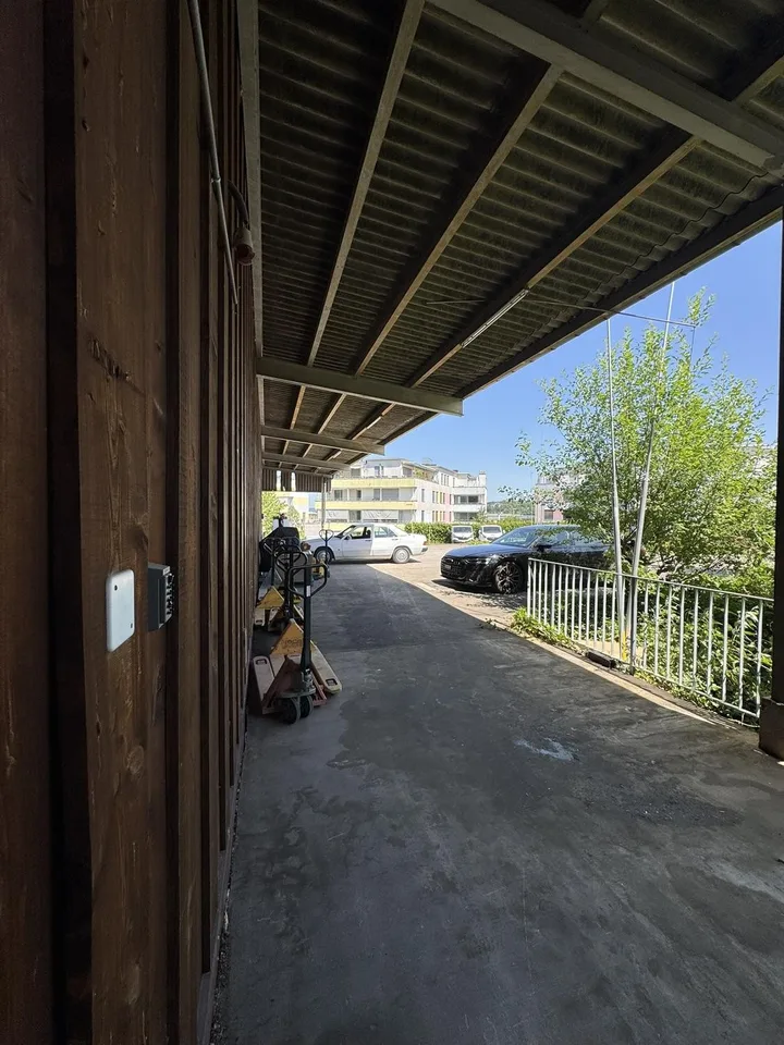 Befahrbare Gewerbehalle (765 m²) mit gedeckter Aussenfläche und vielen Parkplätzen