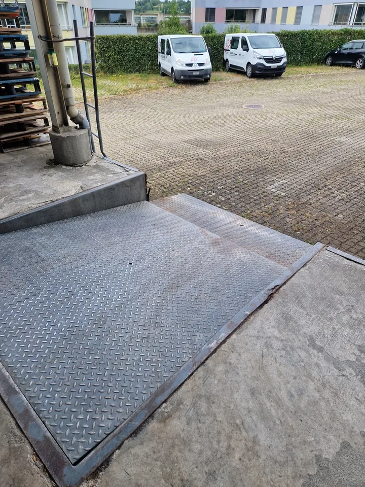 Befahrbare Gewerbehalle (765 m²) mit gedeckter Aussenfläche und vielen Parkplätzen