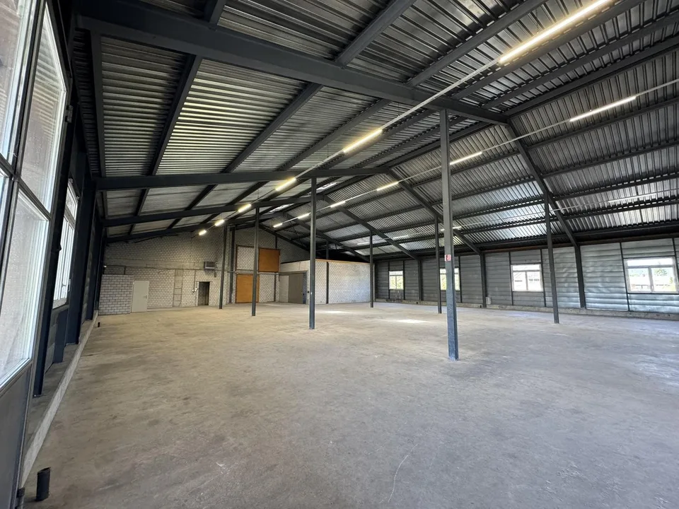 Befahrbare Gewerbehalle (765 m²) mit gedeckter Aussenfläche und vielen Parkplätzen