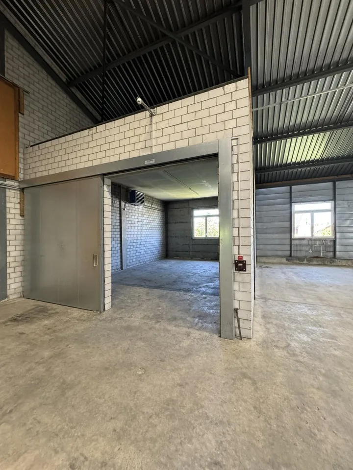 Befahrbare Gewerbehalle (765 m²) mit gedeckter Aussenfläche und vielen Parkplätzen