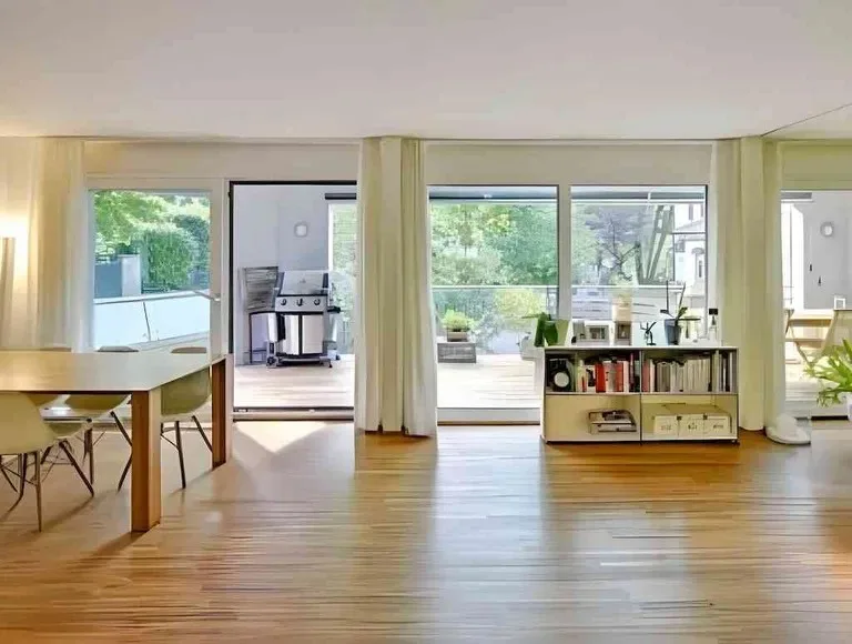 Exklusive 4.5 Zimmer Wohnung mit grossem Balkon in beliebtem Quartier