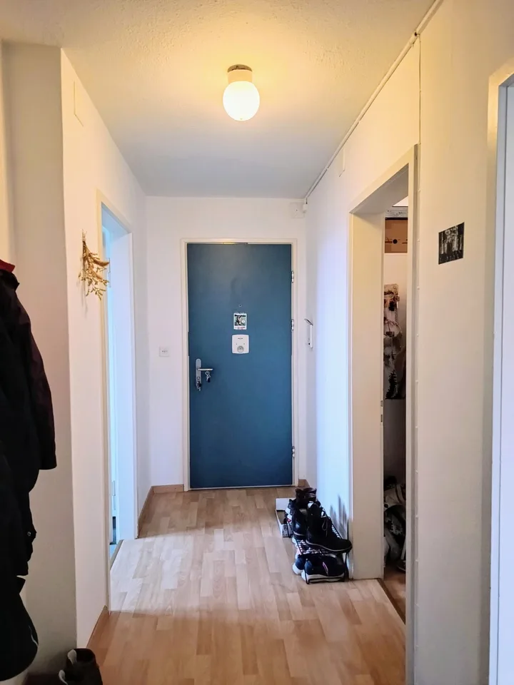 Helles Wohn-/Arbeitszimmer mit Balkon + Schlafzimmer für dich allein – ruhige WG in Zürich-Affoltern