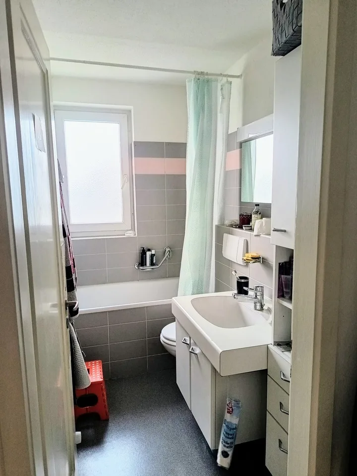 Helles Wohn-/Arbeitszimmer mit Balkon + Schlafzimmer für dich allein – ruhige WG in Zürich-Affoltern