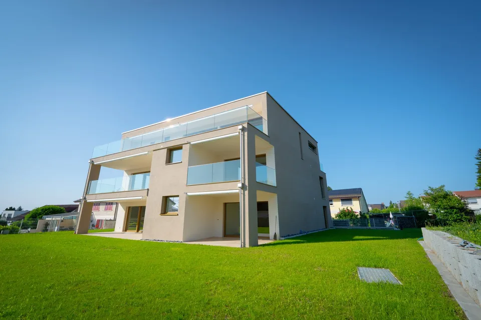 Moderne 2.5-Zimmerwohnung mit grossem Gartensitzplatz in Opfikon