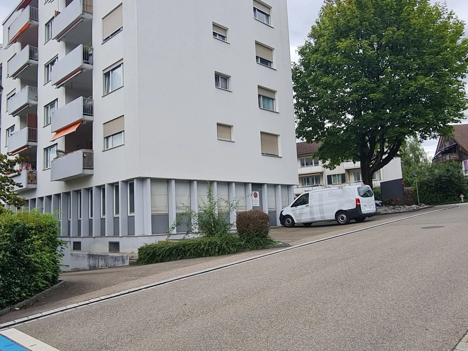 «ausgebaute Büroräumlichkeiten mitten in Wallisellen»