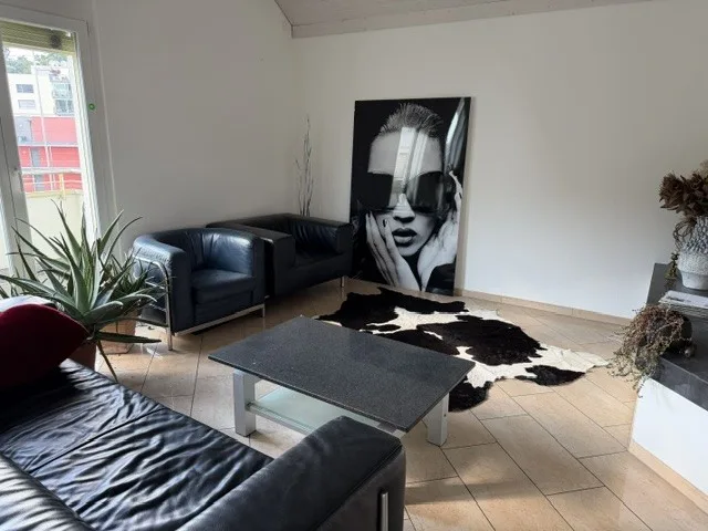 Grosses möbliertes Zimmer mit eigenem Bad und Dachterrasse in Dachgeschosswohnung