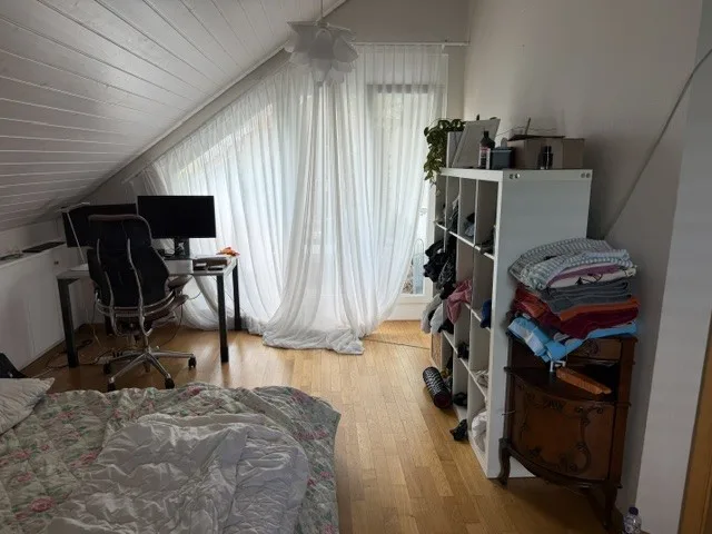 Grosses möbliertes Zimmer mit eigenem Bad und Dachterrasse in Dachgeschosswohnung