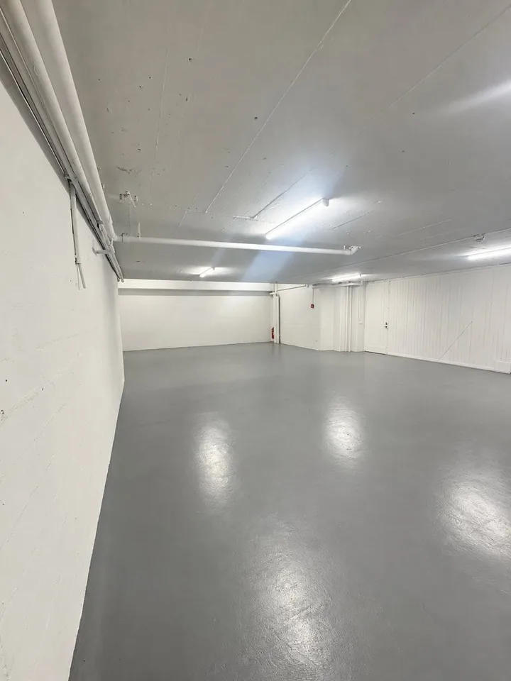 Grosser Lagerraum in Oerlikon mit Nasszelle und Garderobe