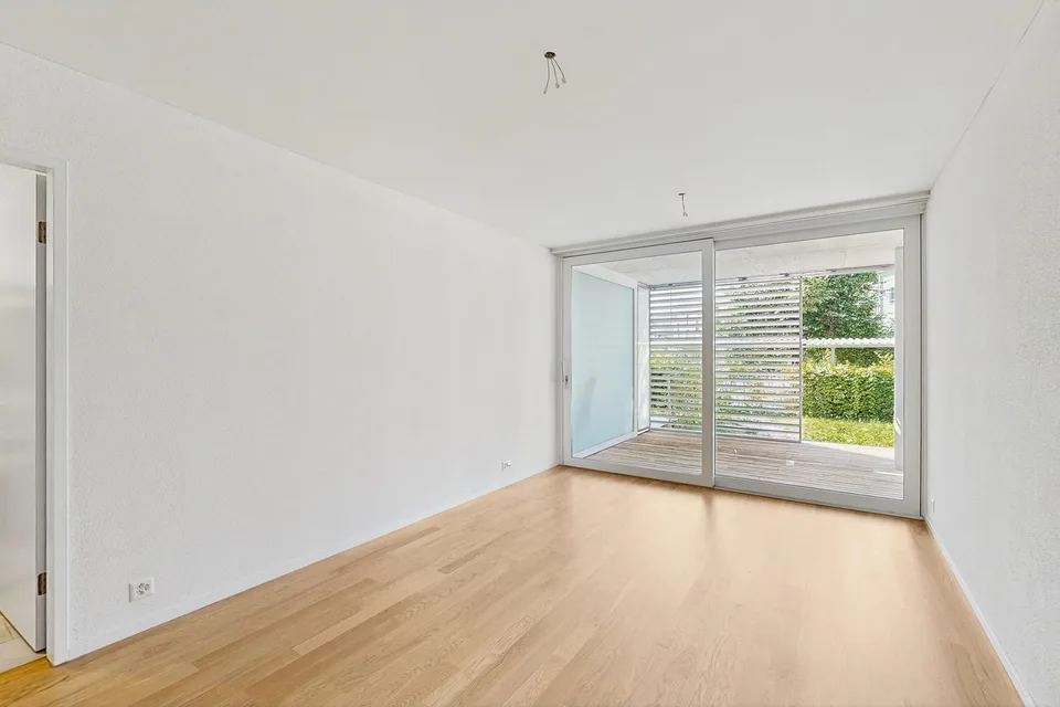 Moderne 2.5-Zimmer-Wohnung mit Mietgarten und Holzterrasse in Zürich-Schwamendingen – photo 6 sur 12