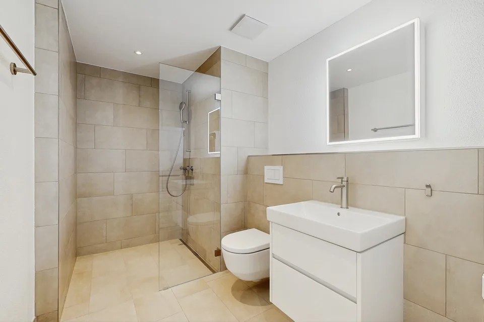 Moderne 2.5-Zimmer-Wohnung mit Mietgarten und Holzterrasse in Zürich-Schwamendingen – photo 11 sur 12