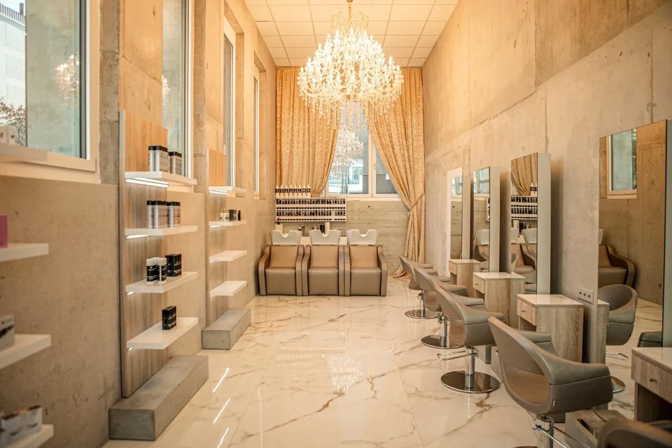 Stuhlmiete im exklusiven Damen-Coiffeursalon HairByViolet – Top-Lage in Zürich Oerlikon!