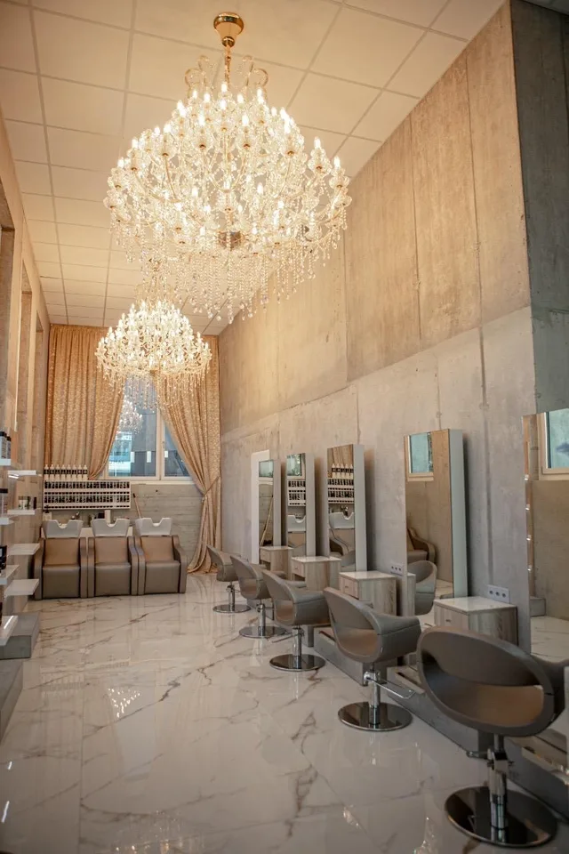 Stuhlmiete im exklusiven Damen-Coiffeursalon HairByViolet – Top-Lage in Zürich Oerlikon!