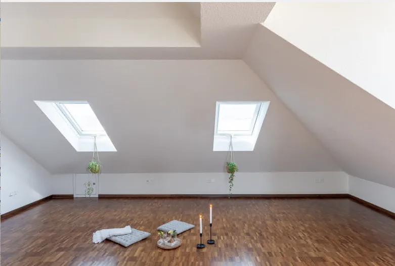 Bright Top Floor Appartement right by Oerlikon Bahnhof for Rent close to Universities