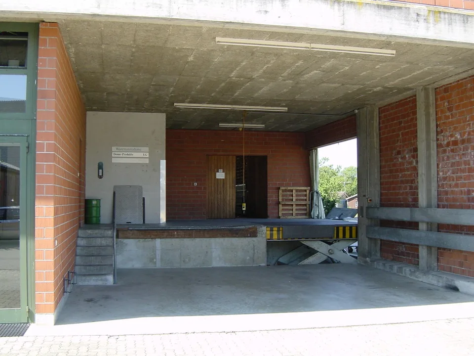 Administration, Frachtumschlag und Lager in einem Gebäude in Flughafennähe