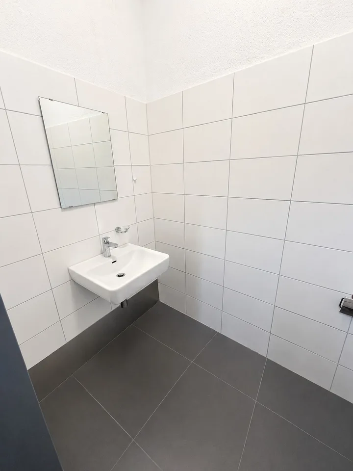 Moderne Ladenfläche beim Bahnhof Dübendorf zu vermieten!