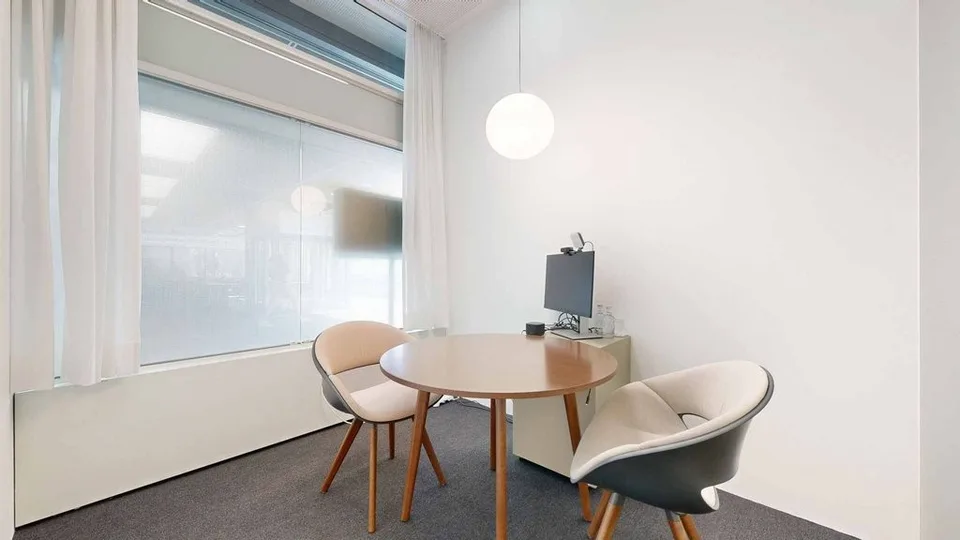 Lichtdurchflutetes Büro im Businessquartier Dübendorf