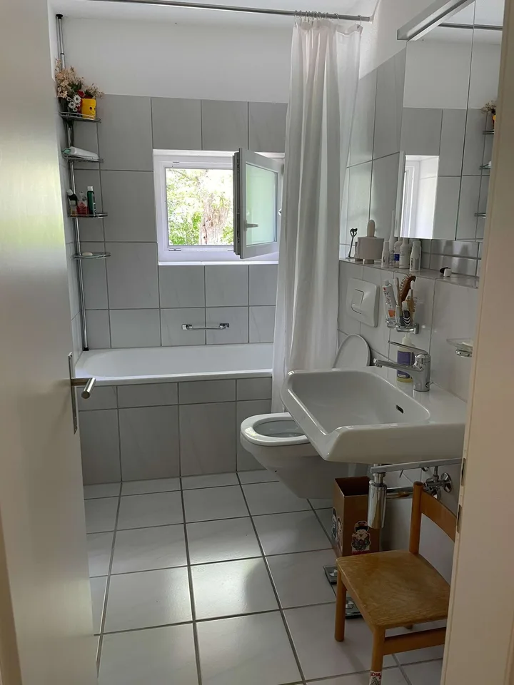 Sunny furnished 3.5-room apartment in idyllic, well-appointed neighborhood