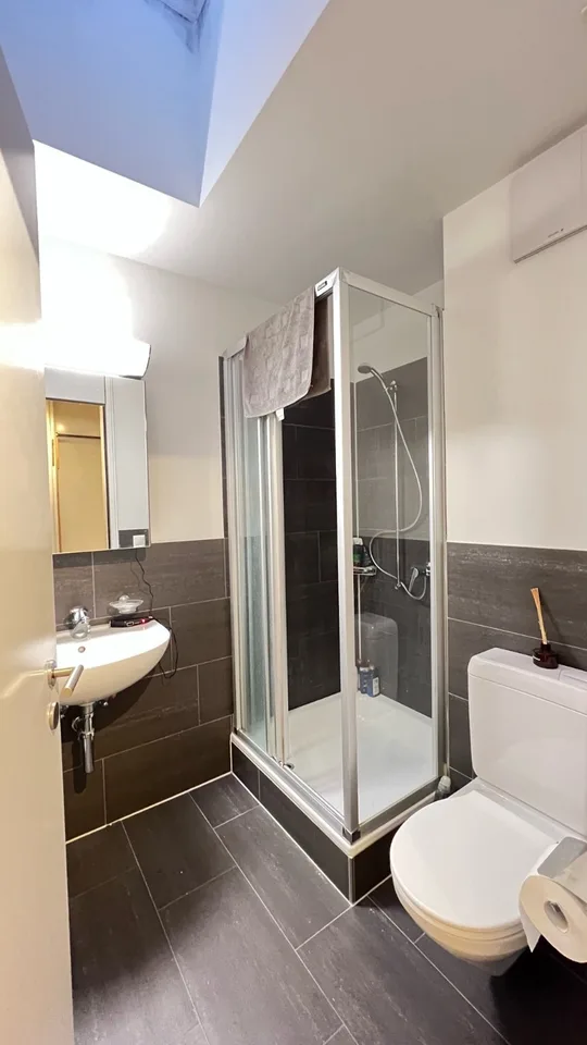 2 Zimmer + eigenes Bad in über 100 m² Wohnung, 4,5 Zimmerwohnung