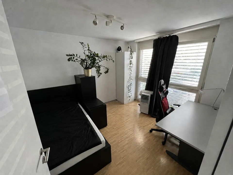 2 Zimmer + eigenes Bad in über 100 m² Wohnung, 4,5 Zimmerwohnung